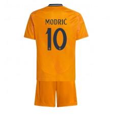 Real Madrid Luka Modric #10 Bortaställ Barn 2024-25 Korta ärmar (+ Korta byxor)